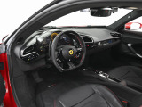 こちらは左ハンドルのお車でございます。内装色はNeroを選択しております。