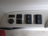 パワーウィンドウスイッチで運転席から全席の窓の開閉ができます。