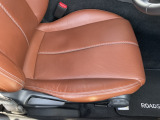 運転席にはドライバーの体型や好みに応じて前後方向だけでなく、高さの調整ができるシートリフターを装備!