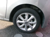 純正アルミホイール付です。鉄ホイールと違って軽いので燃費も良くなります。