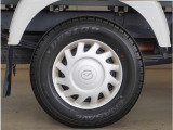 【ホイールキャップ】車に良く似合う純正ホイールキャップが装備されています。ノーマルタイヤ、スタッドレスタイヤも広島マツダにお任せください。