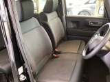 フロントは助手席と繋がったベンチシートです。