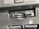 【ETC】有料道路を利用する際に料金所で停止することなく通過できる、ETC車載器(ノンストップ自動料金収受システム機器)が装備されています。セットアップを行うことで利用可能になります。
