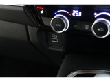 【USBチャージャー】車専用アクセサリー機器の接続や携帯機器の充電など幅広く便利にお使い頂けるUSBチャージャー装備車両です◎楽しいドライブにお役立て下さい◎
