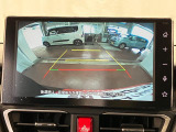 【バックカメラ】 駐車時に車両後方の様子を見ることができるので、運転の不安を軽くします。