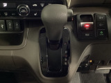 CVT車のセレクトレバーです。低速から高速まで、変速ショックのないスムーズな走りと、エンジン効率のよい領域を維持して燃費にも貢献します。サイドブレーキはスイッチ操作の電子制御パーキングブレーキです。