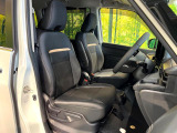 運転席まわりには十分なスペースがあり、大柄な方でもゆったり運転していただける環境です。