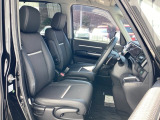 フロントは運転席と助手席が別々の広々としたセパレートシートです、運転席は、高さを調整できるハイトアジャスター付きです。