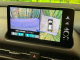 【マルチビューカメラシステム】専用のカメラにより、上から見下ろしたような視点で360度クルマの周囲を確認することができます☆死角部分も確認しやすく、狭い場所での切り返しや駐車もスムーズに行えます。