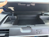 インパネ上部に便利なアッパーボックスを装備。小物類の収納に便利です。