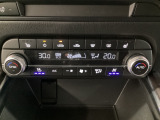 温度の設定のみで快適な風量やモードなどを自動調整してくれるフルオートエアコンを装備!