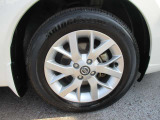 日産純正のアルミホイールが装着されてます。ボディデザインとマッチしておりカッコイイですね。