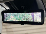 【デジタルインナーミラー】後席の大きな荷物や同乗者で後方が確認しづらい時でも安心!カメラが撮影した車両後方の映像をルームミラー内に表示。クリアな視界で状況の確認が可能です!