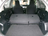 後ろのシートを倒せばこの広さです。