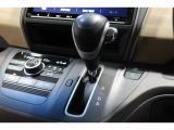インパネシフトだから視線の移動も少なく足元もスッキリ♪運転席もゆったりしているのでゆとりを持ってドライブできますね!