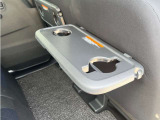 後席にパーソナルテーブル付いています。
