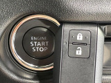 【キーレススタートシステム】カバンやポケットに入れたままでもドアの施錠・解錠が可能なスマートキーを装備。エンジンのオン・オフ時もカギを取り出す必要が無いからとっても便利です♪