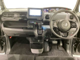 車内は光触媒抗菌消臭施工済です。スタイリッシュなデザインでスポーティなインパネ周りを演出します。グローブボックスやカップホルダーのほかにトレーなどたくさんの収納スペースが付いています。