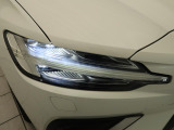 【LEDヘッドライト】ハイビームを先行車や対向車にあてず、その両サイドではハイビーム照射を維持。見える範囲が段違いに広くなりました。北欧神話に登場するトールハンマーをモチーフにデザイン。