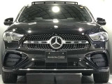 フロントグリル中央に大きく輝くスリーポインテッドスター。メルセデスベンツならではのステータスを強く感じる事ができます