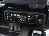 【オートエアコン】温度を設定すれば自動で快適な車内温度を保ちます。エアコン内部の高性能脱臭フィルターで車内のアレルゲンや花粉を除去。