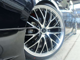 新品19インチアルミホイール!新品タイヤ!走行音の少ないモデルを選択し燃費向上するようにエア圧をセットアップしています!