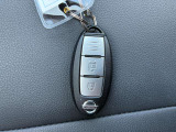 インテリジェントキー。カバンやポケットを取り出さずにエンジンの始動・ドアの開閉ができて便利です。