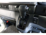 インパネシフトだから視線の移動も少なく足元もスッキリ♪運転席もゆったりしているのでゆとりを持ってドライブできますね!