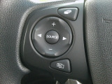 ハンドルにオーディオの操作スイッチが装備されています!視線を前方から外さずハンドルから手を離さずに操作できるのでとっても安全ですね♪