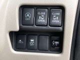アイドリングストップ。停車時にブレーキを踏むだけでエンジンがストップ。さらに、発進時にはブレーキから足を離すだけでエンジンを始動します燃費を向上させます。ON/OFFスイッチにより切り替える事も可能です。