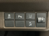 車がカーブの外側へ膨らんだり内側へ巻き込んだりする挙動を防止する横滑り防止装置、障害物センサー、万が一の時にあると心強いホンダセンシング機能-路外逸脱抑制機能・衝突軽減ブレーキ付きです!