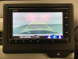 バックでの車庫入れも安心です! リアカメラが付いているバックモニター付のナビを装備しております。操作線もついており距離感も画面から確認できます。