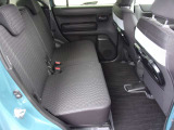 2列目シートもゆとりのスペースでゆったりくつろげます。長時間のドライブでも快適です!