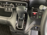 シフトはインパネシフト、パーキングブレーキは電子制御となっています。