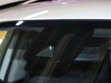 【プリクラッシュセーフティシステム】ミリ波レーダーと単眼カメラを併用したセンサーで前方の車両と昼夜歩行者・昼自転車を検知し、それに基づく統合的な制御により、事故の回避や衝突被害の軽減を支援します。