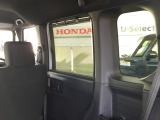 後席には、日射しのさしこみをやわらげてくれるロールサンシェイドが付いています。