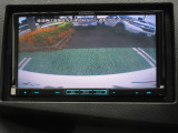 ギヤをRに入れるとナビの画面に後ろの映像が映るリヤカメラ付!後退時の安全確認やコンディションの悪い視界でもカラーバックモニターがドライバーをサポート☆☆☆