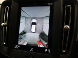 【360&deg;ビューカメラ】4台の高解像度カメラで360度の鳥瞰図を表示。隣の車や壁、死角にある障害物などを画面で確認できるため、狭いスペースでの駐車・出入りも安心です。