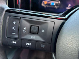 お手元での操作でボリュームやラジオの操作ができる安心のステアリングスイッチ付きとなっております。