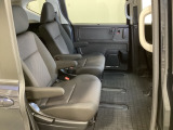 2列目シートは、前後にスライドする左右の座席が独立しているキャプテンシートです。真ん中の通路から3列目へ乗ることができます。センターピラーには乗り降りに便利なアシストグリップがあります。