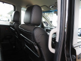 リアシートのコンディションも良好です!!同乗者のひざ周り、足元空間もしっかりキープ♪低床フロアにセンターピラーグリップを設置♪同乗者の乗り降りのしやすさも重要です☆☆ぜひ当店にてお確かめ下さい!!