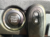 【キーレススタートシステム】カバンやポケットに入れたままでもドアの施錠・解錠が可能なスマートキーを装備。エンジンのオン・オフ時もカギを取り出す必要が無いからとっても便利です♪