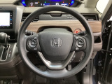 ハンドルにHondaセンシング系のクルーズコントロールやレーンキープアシストなどのスイッチと、オーディオの操作スイッチが装備されています。ハンドルから手を離さず安全に操作できます。