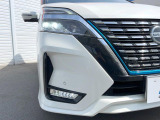 【LEDヘッドライト】悪天候や夜間走行時も良好な視界を確保し安心して運転できる高輝度LEDヘッドライトを装備!点灯速度が早く、消費電力も抑えられています。