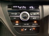 セレクトレバーの左側にプラズマクラスター付き・オートエアコンがついてますので簡単操作で快適に過ごせます。シートヒータースイッチ内蔵で前席の左右別々にHiとLoの2段階で温度設定ができます。