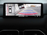 【360&deg;ビュー・モニター】前後左右4つのカメラ映像をさまざまな走行状況に応じて切り替えてセンターディスプレイに表示することで、駐車時や狭い道でのすれ違い時、見通しの悪い交差点進入時でも安心感を高めます。