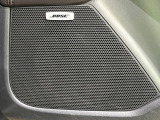【BOSEサウンドシステム】メーカーオプションの高品位サウンドシステムを搭載。専用のチューニングが施された大小様々なスピーカーから良質なサウンドが奏でられ、臨場感あふれる音響空間を演出します。