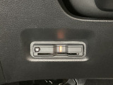ハンドルの左下にETCがついています。高速道路の料金所の通過も楽々です。 カードの取り出しもしやすい場所についています。