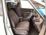 フロント広々、セパレートシートの運転席は、ハイトアジャスターが付いているので、快適にドライブができます。ハンドルはテレスコピック機能で、ハンドル位置を上・下・手前・奥に調節できます。