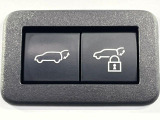 【パワーバックドア】スマートキーや運転席のボタンを押すだけでリアゲートが自動で開閉します!荷物を持っている時や、高い位置にあるバックドアを閉める際に便利な機能です♪